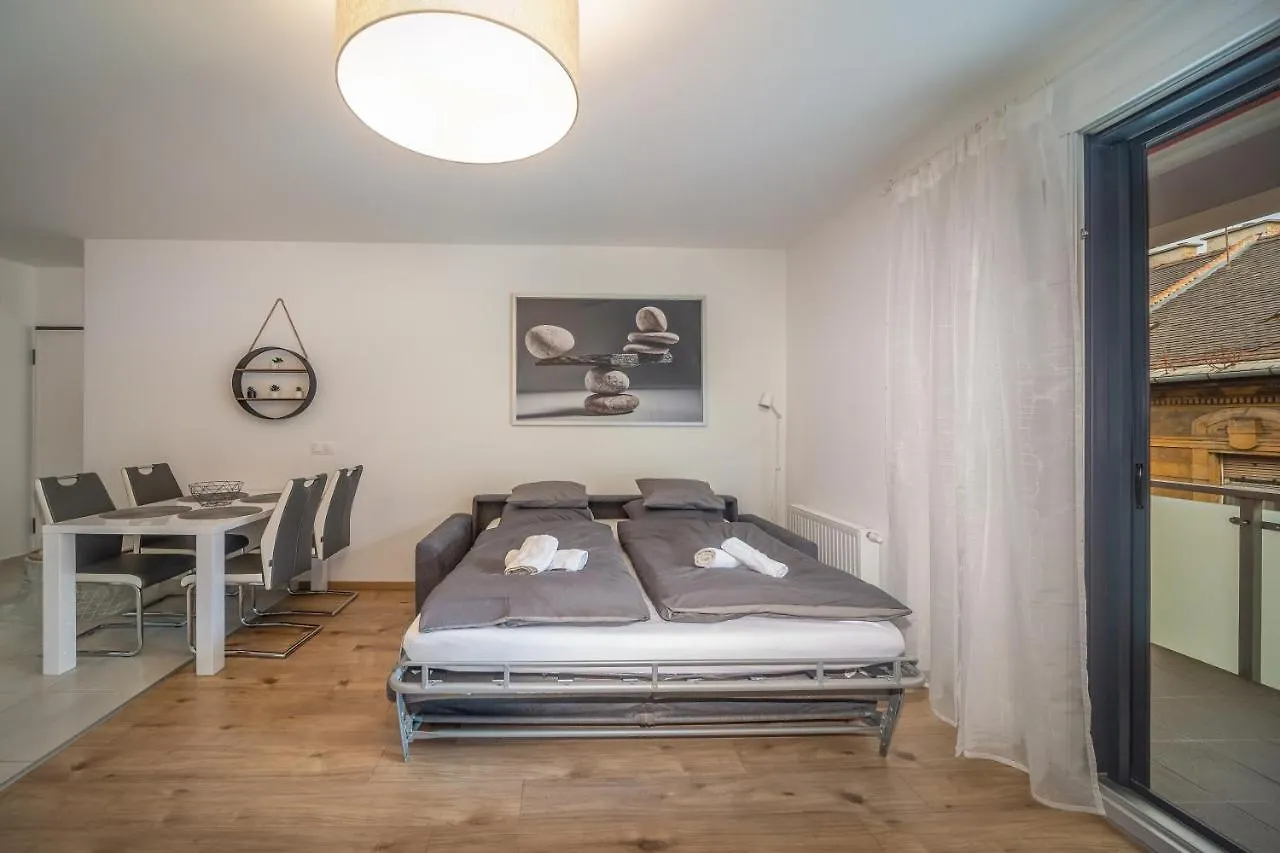Grace Pine Apartment 2 بودابست