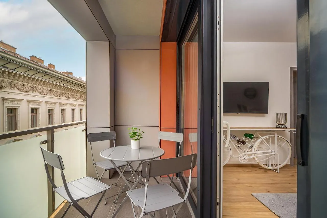 Grace Pine Apartment 2 Budapest