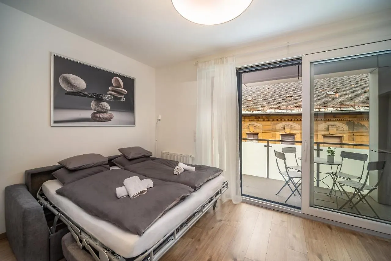 Grace Pine Apartment 2 Budapest