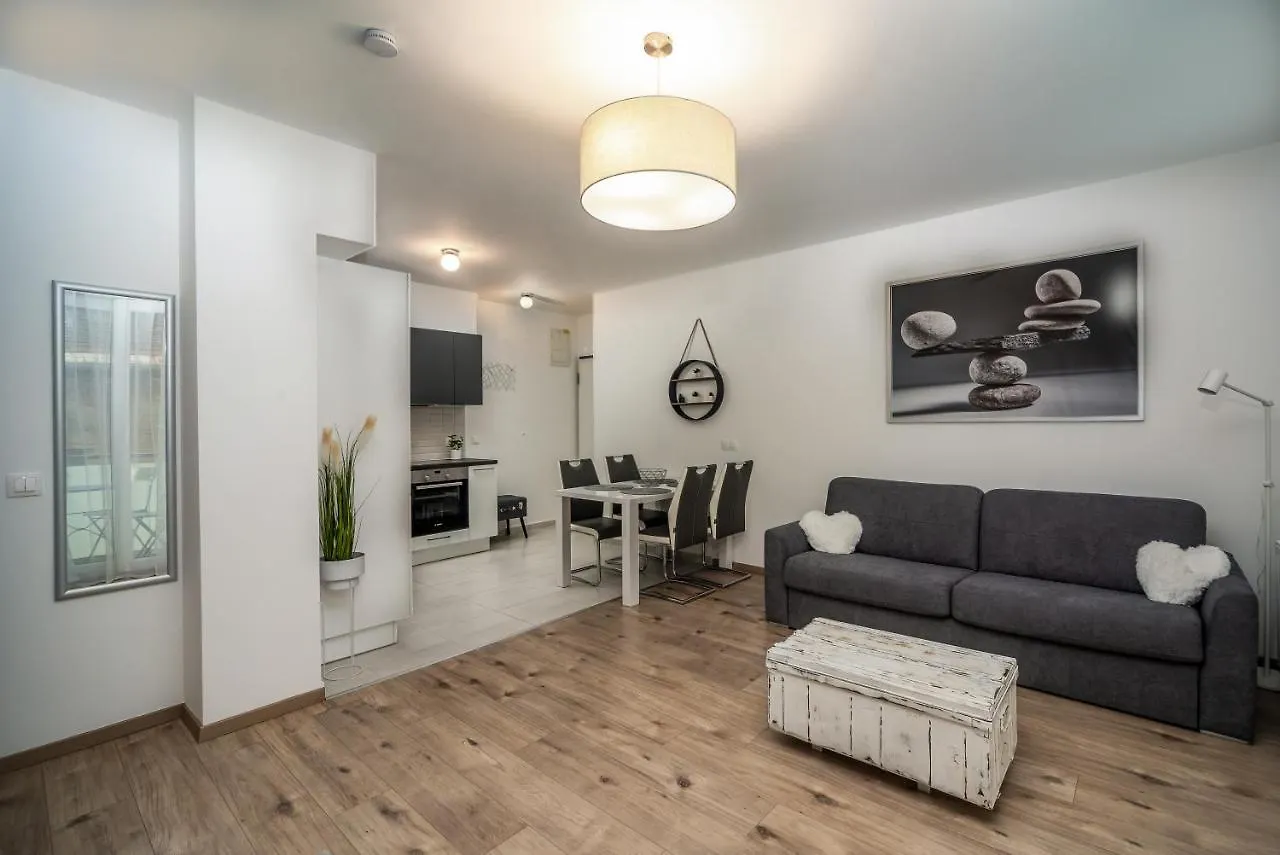 Grace Pine Apartment 2 Budapest