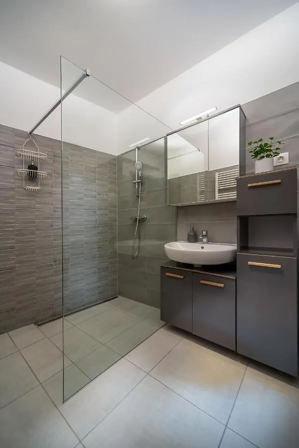 Grace Pine Apartment 2 Budapest
