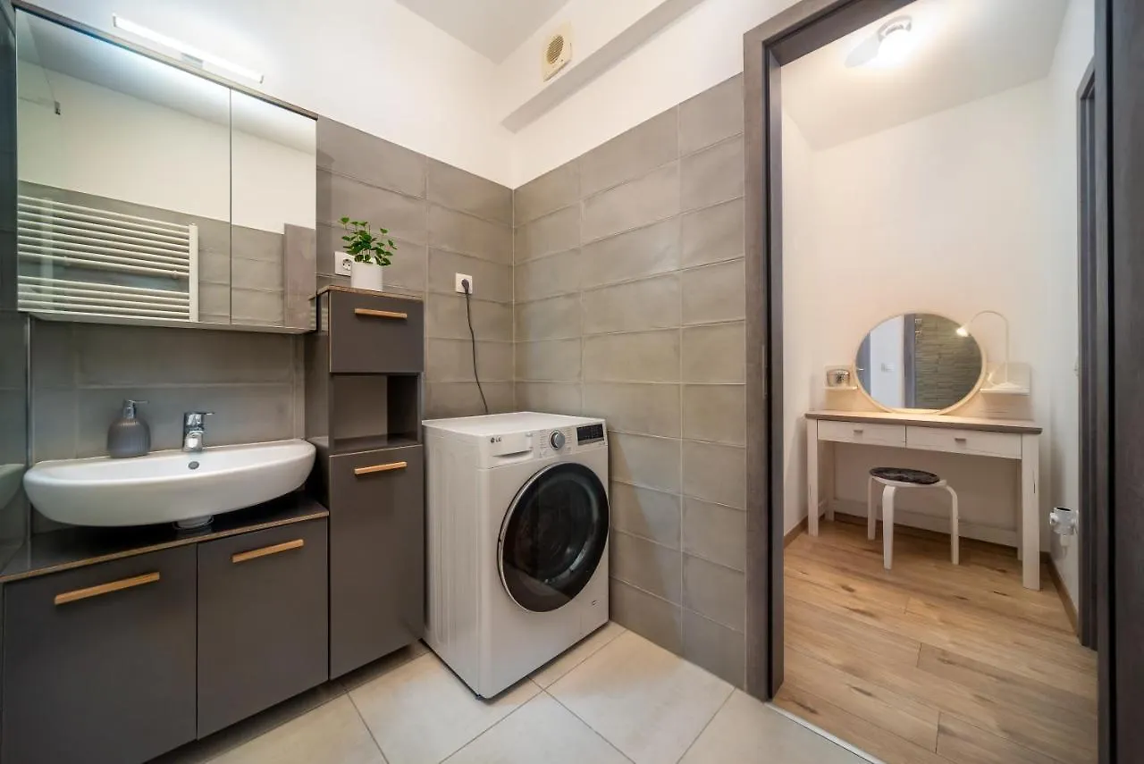 Grace Pine Apartment 2 Budapest